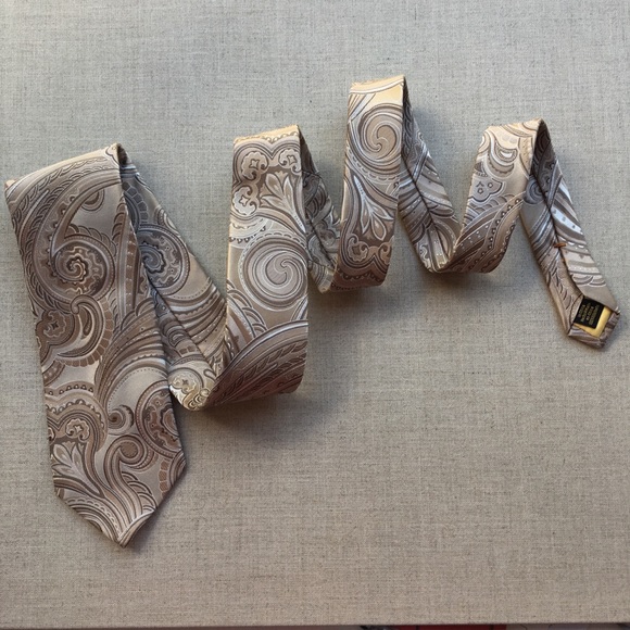 Donald Trump Brown Paisley Silk Tie - Picture 6 of 6